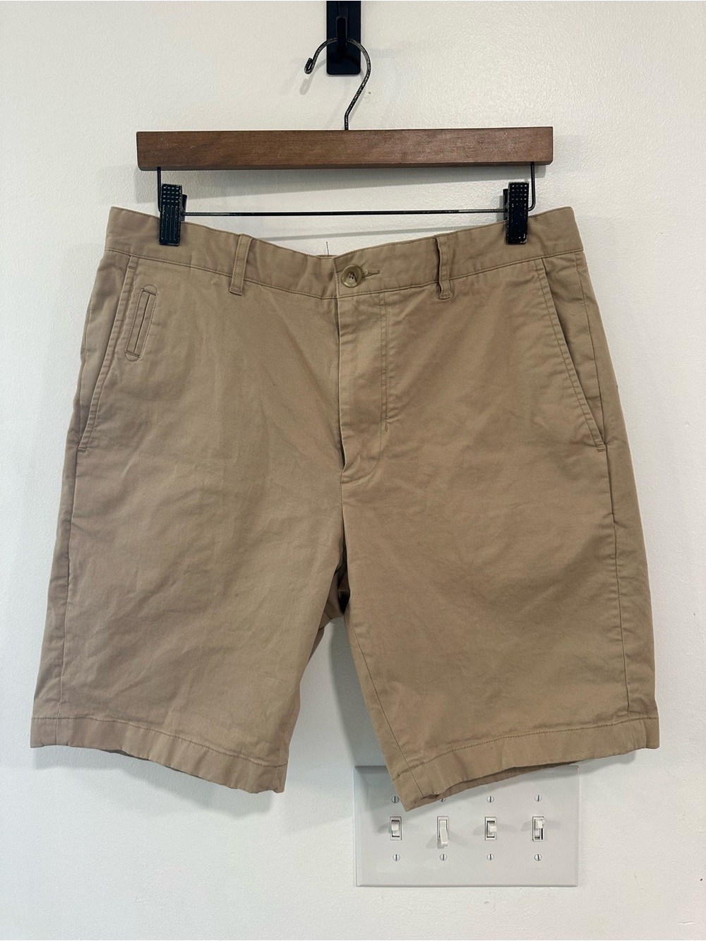 Vince Griffith Slim Fit Chino Shorts Khaki Tan Men’s Size 33 Flat Front Casual
